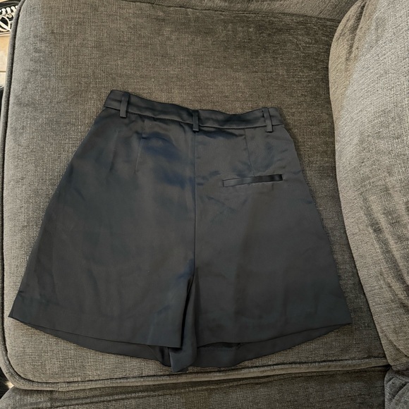 H&M Dressy Dark Blue High Waisted Shorts
Size 2 - Picture 2 of 2